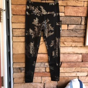 Glyder black with silver print high waist ankle length Sultry leggings NWT Large